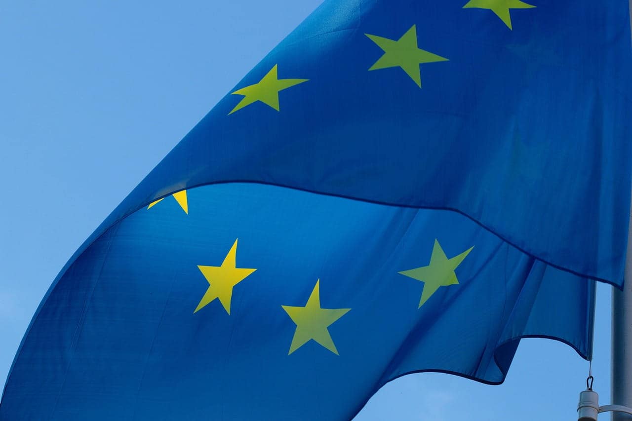 5 règlements européens adoptés entre 2024 et 2025: la chronologie réelle des textes votés sur le cash, crypto et paiements